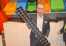 Jerry Arkensteijn van Beekenkamp Packaging with the new 34 hole miniplug tray. This tray can be used for strawberry and raspberry cultivation.
